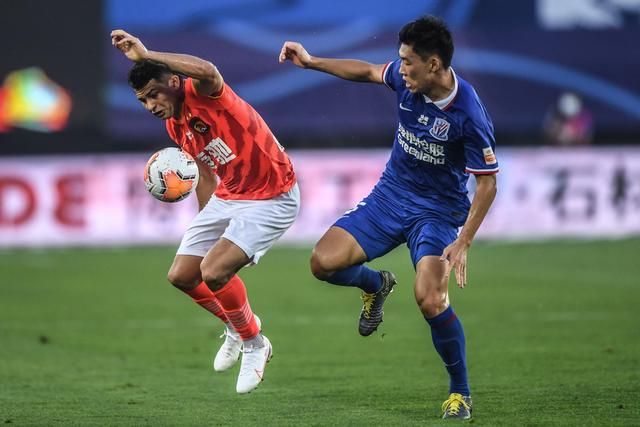 高诗岩17+9山东险胜新疆 齐麟17分李炎哲15分